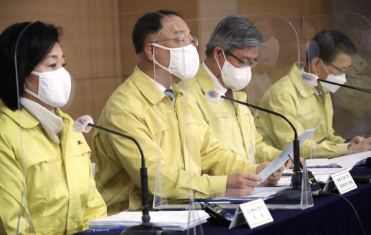 홍남기 부총리 겸 기획재정부 장관(왼쪽 두번째)이 29일 정부서울청사에서 '코로나19 3차 확산에 대응한 맞춤형 피해지원 대책'을 발표하고 있다. 왼쪽부터 박영선 중소벤처기업부 장관, 홍남기 부총리, 이재갑 고용노동부 장관, 은성수 금융위원장. 연합뉴스